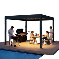 Pergola motorisée en aluminium avec écran LED pour soirées barbecue estivales à la plage, ambiance brise marine et éclat lumineux chaleureux pour jardin.