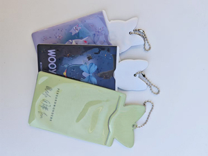 Muestra Gratis: Lindo Porta Tarjetas de PVC con Atractivo Llavero para Guardar Tarjetas de Crédito y Artículos de Papelería - Product Image 3