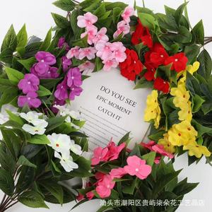 Bouquet de fleurs artificielles rouge et blanc en plastique et soie, avec fil, pour décoration intérieure et extérieure, fabriqué en Chine - Product Image 4