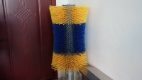 Brosse électrique automatique pour vaches avec bras oscillant flexible, brosse à gratter pour le corps des vaches destinée aux fermes laitières et bovinées