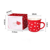 Tasse en grès gaufré avec motif en relief personnalisé, idéale pour les centres d'accueil, les boutiques touristiques et les cadeaux de collection