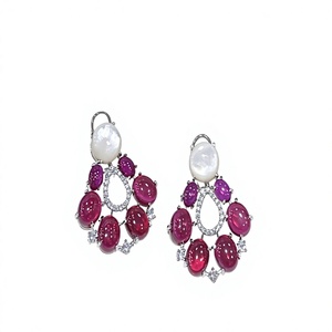 Boucles d'oreilles pendantes romantiques et attrayantes en forme de goutte d'eau avec perles d'imitation et pierres roses, plaquées argent, pour femmes, idéales pour les soirées - Product Image 2