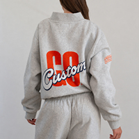Sweat-shirt décontracté pour femme à col montant, coupe oversize, épaules tombantes, style universitaire, avec logo sur la poitrine et motif graphique sur les manches, par un fabricant de vêtements