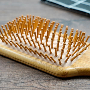 カスタムロゴカラーデザイン ファッション快適竹製ハンドルヘアコームブラシ マッサージ ホームサロン用 - Product Image 4