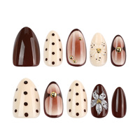 Ongles à presser ovales ton caramel-brun, motif pois crème-blanc, fleur blanche 3D, décor perles dorées, style français, longueur courte, ongles vintage