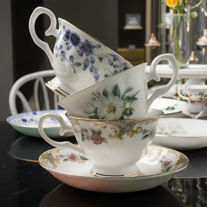 Set di tazze e piattini da tè floreali britannici unici, tazza da tè vittoriana vintage personalizzata con fiori - Product Image 1