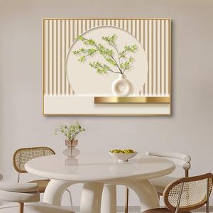 Esthétique et utilité : Cache-compteur en porcelaine cristalline pour un vase rond de beauté discrète avec des feuilles vertes fraîches - Product Image 1