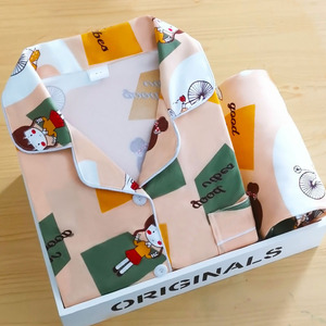 Pyjama <span class=keywords><strong>femme</strong></span> en polyester respirant à revers fin, style Ins WeChat, avec cardigan à manches longues et pantalon, motif dessin animé, collection Printemps-Automne, pour le commerce extérieur et la détente - Product Image 1