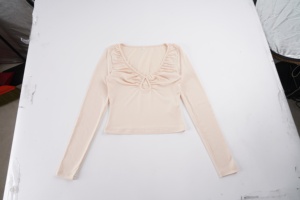 Top Sexy de Manga Larga con Cuello en V Profundo y Detalle Recortado, Camiseta Corta Ajustada de Color Sólido para Mujer - Product Image 2