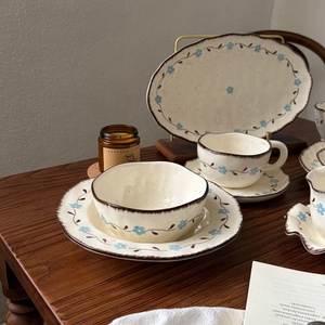 Service de table en céramique bleu floral peint à la main, style campagne française vintage, assiettes en porcelaine faite à la main avec glaçure mouchetée - Product Image 3