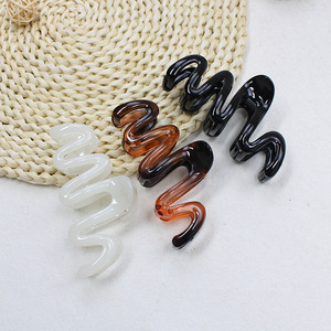Venta al por mayor de fábrica caliente 10cm resina mujeres pelo ondulado garra moda caramelo colores chica accesorios para el cabello deconación ornamento - Product Image 4