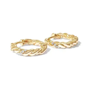 Gemnel everyday fine jewelry effetto torsione in corda d'oro 18 carati con piccoli cristalli piccolo orecchino huggie