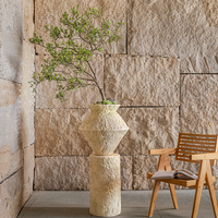 Pots de fleurs et support de présentation en béton texturé beige, écologiques, durables, modernes, pour l'intérieur et l'extérieur, pour la maison et le jardin