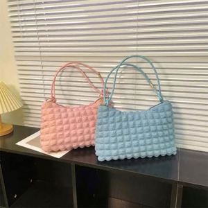I-0191 Bolso de moda con efecto arrugado y burbujas, tipo tote, acolchado, de hombro y bandolera para mujer, con asa única, de fieltro de 6 pulgadas - Product Image 4