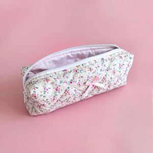 Étui à crayons personnalisé en coton écologique recyclable avec fermeture éclair et imprimé floral pour les élèves - Cadeau de rangement réutilisable - Product Image 1