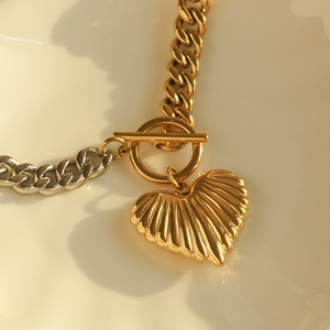 Collar YF5129 de Acero Inoxidable Pulido de Alta Calidad con Colgante de Corazón, Cadena Cubana de Dos Tonos, Cierre OT y Baño de Oro de 18k de Estilo Vintage - Product Image 4