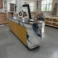 Fabricant de comptoirs de bar en marbre bleu invisible de luxe, sur mesure pour hôtels et restaurants, avec évier intégré et rampe en bronze