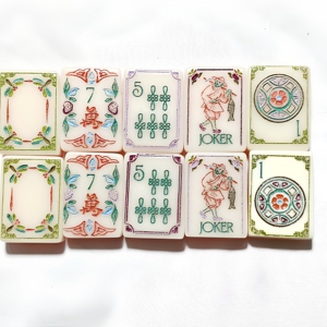Figurine Artisanale Peinte à la Main en Résine, Thème Floral, Design Joker, Objet d'Art, Souvenir, Décoration d'Intérieur B H CRAFTS - Product Image 1
