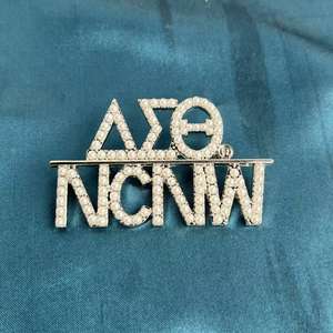 Custom Griekse Letter Delta Sigma Badge Studentenvereniging Broederschap Ncnw Pin Metalen Accessoires Dames Logo Broches Parel Broche - Product Image 6