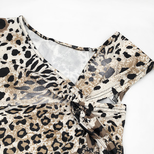 Tuta intera da donna trendy con stampa leopardata, scollo asimmetrico, maniche corte <span class=keywords><strong>e</strong></span> lunghezza capri, modello aderente. - Product Image 5