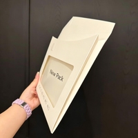 Enveloppe en carton blanc avec fenêtre et logo personnalisé