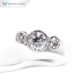Anillo de Compromiso Tianyu Gems Personalizado en Oro de 14K con Tres Moissanitas Redondas y Engaste de Bisel en Oro Blanco de 10K para Hombre - Product Image 1