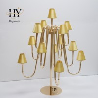 Candélabre en métal à 13 bras avec abat-jour de couleur personnalisée pour les centres de table de réception de mariage