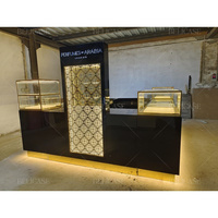 Le kiosque arabe de parfum de conception élégante tient le kiosque européen d'affichage de Mdf de style pour l'exposition de parfum et de parfum pour le centre commercial