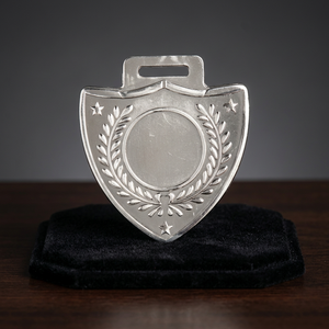 Badge en cuivre, emblème frappé à l'ancienne, centre vierge, couronne de lauriers, trois étoiles, médaille, artisanat métallique - Product Image 3