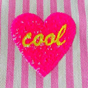 Fourre-tout rose à rayures avec motif de cœur - Product Image 1