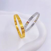 Mode LOVE bracelet en acier titane ne se décolore pas bracelet coeur simple tout dames main bijoux accessoires en gros