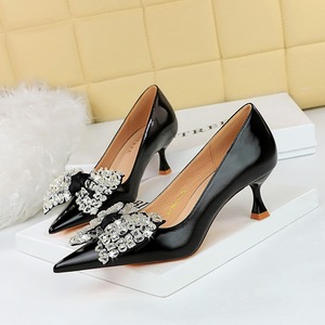 Chaussures élégantes à talons hauts pour femmes avec design coupe de vin, bouche peu profonde, bout pointu, nœud en strass, talons fins et plats pour banquets - Product Image 1