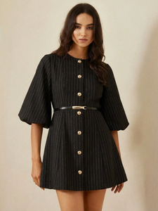 <span class=keywords><strong>Vestido</strong></span> Formal Elegante para Mujer, con Rayas Finas, Cuello Redondo, <span class=keywords><strong>Manga</strong></span> <span class=keywords><strong>Abullonada</strong></span> Voluminosa, Cierre de Botón, Corte Entallado y Corto - Product Image 4