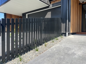 Panneaux de clôture à lattes <span class=keywords><strong>verticales</strong></span> en aluminium <span class=keywords><strong>pour</strong></span> bricolage modernes Portes en treillis en alliage métallique noir Rampe thermique en bois Bordure de cour <span class=keywords><strong>pour</strong></span> usage résidentiel - Product Image 3