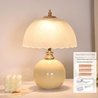 Lampe de chevet créative, sophistiquée et légèrement luxueuse en céramique et verre, avec lumière décorative d'ambiance