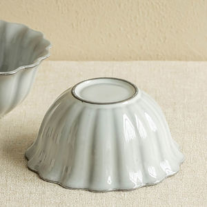 Un bol en céramique à salade en dentelle simple pour servir des nouilles à la maison ou au dîner - Product Image 4