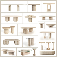 Ensemble de tables basses rectangulaires modernes en marbre bordeaux avec socle en colonne et surface polie pour projet de salon de villa