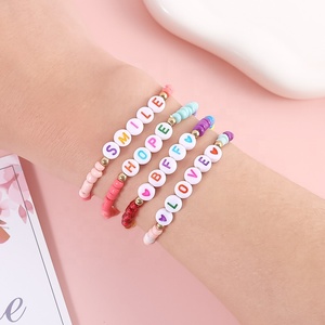 Ensemble de Bracelets Personnalisés Faits Main à Perles Lettre et Breloques d'Amitié pour Femme, Élastiques et Ajustables - Product Image 4