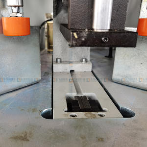 Machine automatique <span class=keywords><strong>de</strong></span> nettoyage des coins supérieurs et inférieurs pour les profilés <span class=keywords><strong>de</strong></span> fenêtres et <span class=keywords><strong>de</strong></span> portes en PVC - Product Image 6