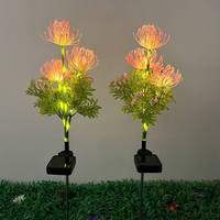 Lanterne solaire extérieure en plastique étanche IP65 en forme de fleur de lys araignée rouge, à faisceau 360°, intensité variable, pour décoration de jardin