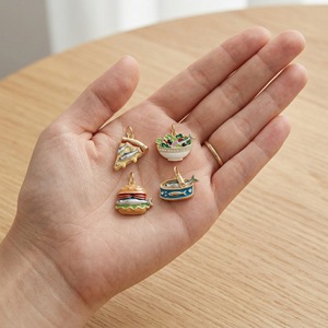 Nouveaux pendentifs de mode européens et américains, sur le thème de la nourriture, petits et raffinés accessoires de bijoux DIY, en cuivre plaqué or - Product Image 2