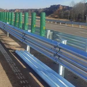 Barriere per veicoli autostradali in acciaio zincato a due onde/tre onde - Product Image 1