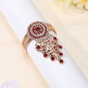 Collar de Metal con Incrustaciones de Diamantes de Imitación, Diseño de Cordero de Xinjiang Rojo Brillante, Joyería de Tendencia Individualista, Verano 2026 - Product Image 4