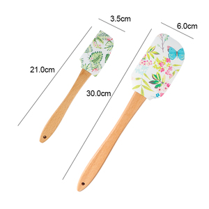 Juego de 2 Espátulas de Silicona con Diseño Floral y Mango de Madera para Repostería - Product Image 2