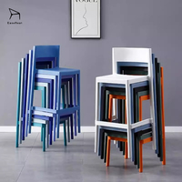 Chaise de Bar Moderne de Luxe en Plastique PP Confortable Dossier Haut avec Capacité d'Empilage pour la Maison Salle à Manger en Plein Air Vente en Gros de Haute Qualité