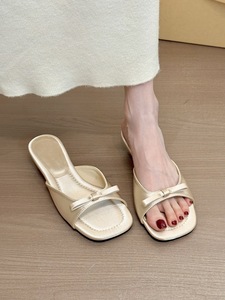 Mules minimalistes en satin à nœud pour femme - Sandales plates à bout carré ouvertes pour l'été et la plage - Product Image 1