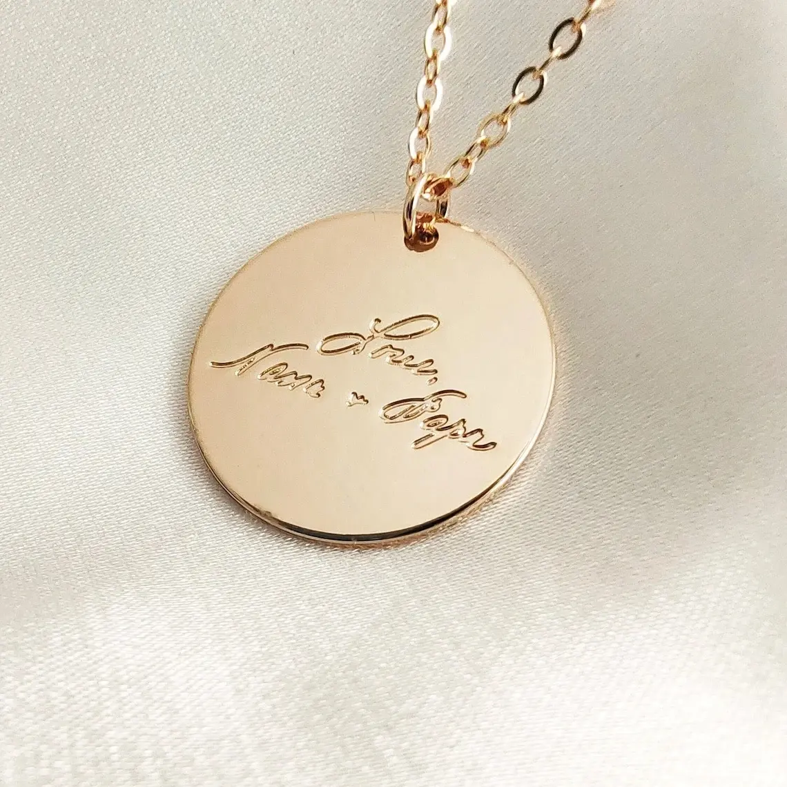 Handgemachte Gold gravierte runde Anhänger Halskette Name Geschenk personal isiert für ihre Frauen Kalligraphie hand geschriebene Zitat angepasst