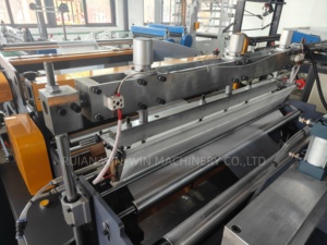 Máquina de fabricación de bolsas planas de plástico de alta resistencia GYH-1000L-1200L para bolsas de camiseta y bolsas de basura, con motor, características de sellado inferior y corte - Product Image 2
