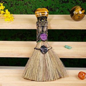 Escoba de cristal Natural en forma de corazón, pieza decorativa mágica de bruja de Halloween para regalos y ornamentación del hogar - Product Image 4