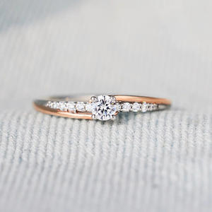 Anello Q954 in Oro Rosa con Diamante, Taglio Brillante Rotondo, Colore G Naturale, Pietre Laterali, Gioiello da Matrimonio per Donna - Product Image 3